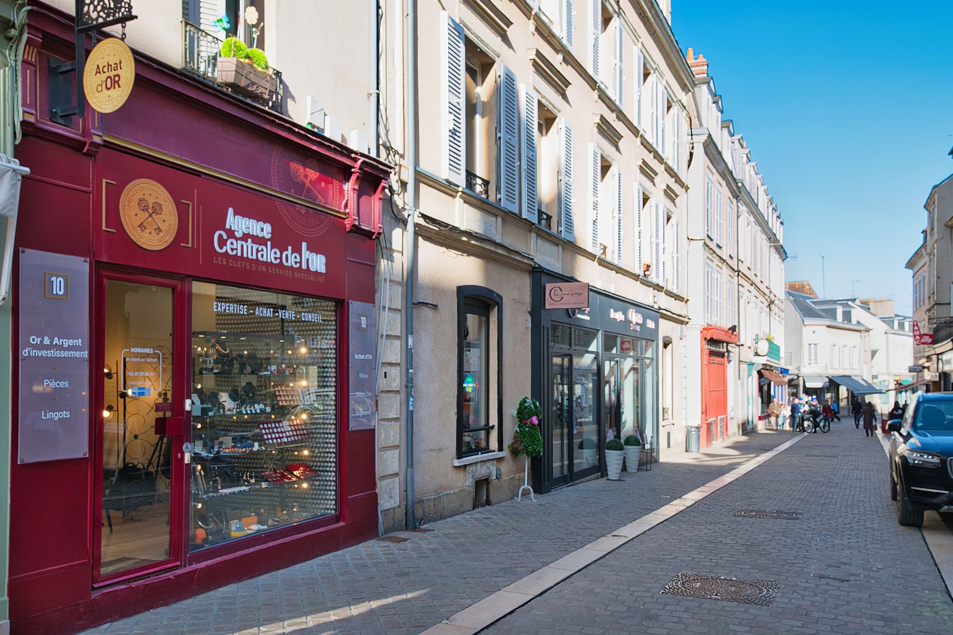Devanture de la boutique rouge et or.