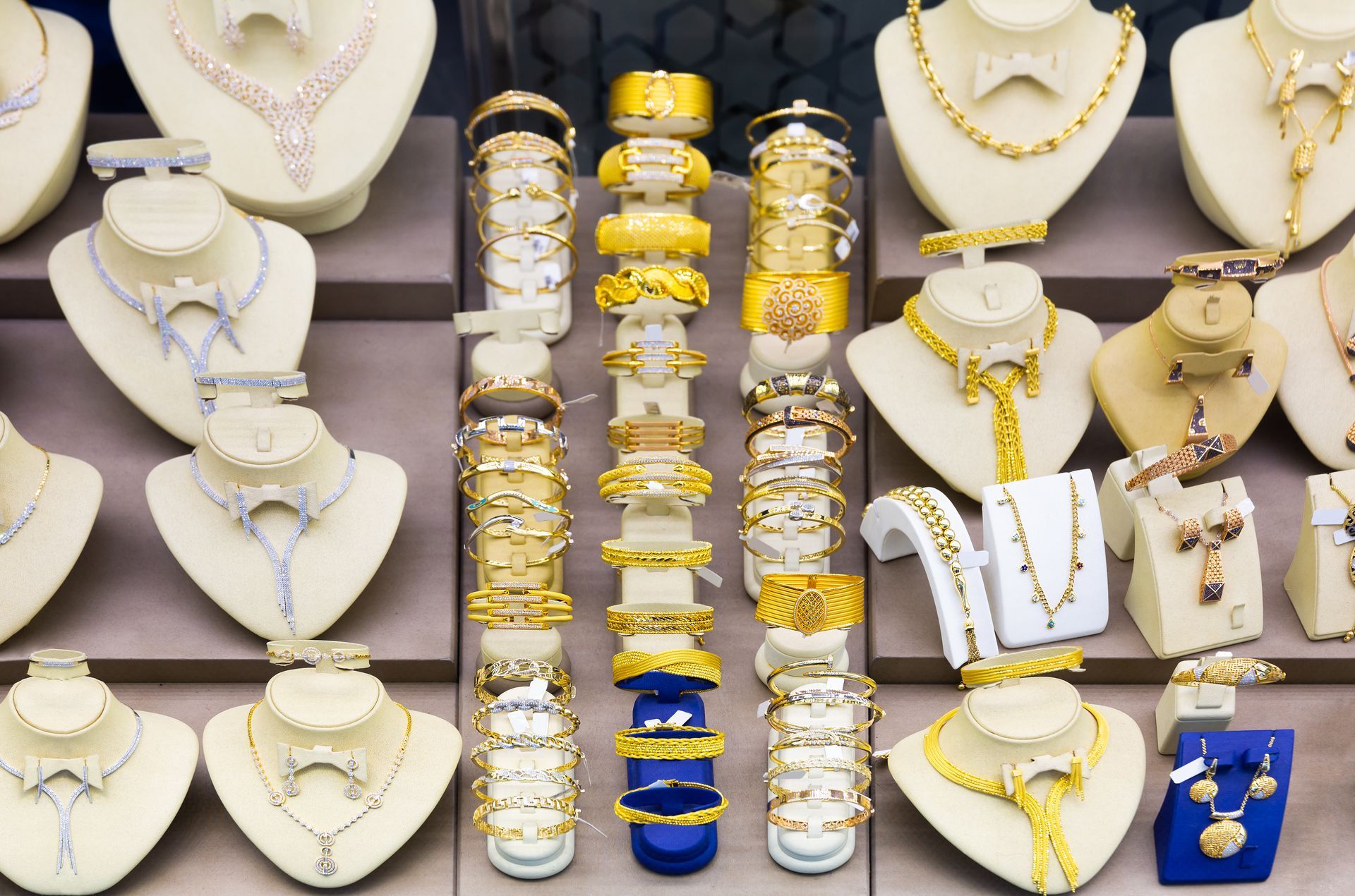 Vitrine de bijoux divers.