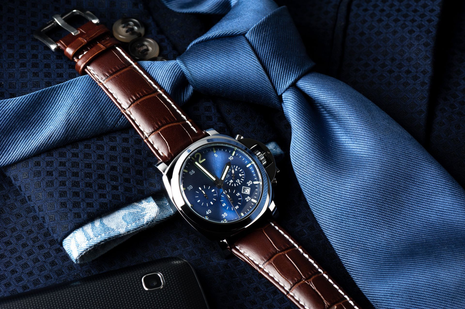 Montre avec un bracelet en cuir.