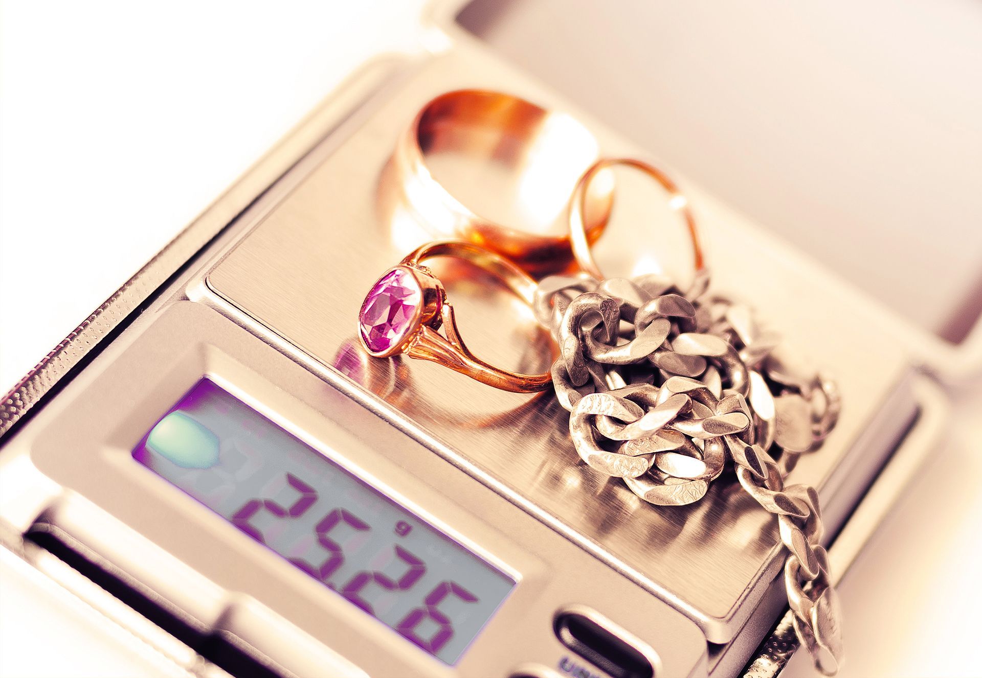 Pesage de différents bijoux en or.