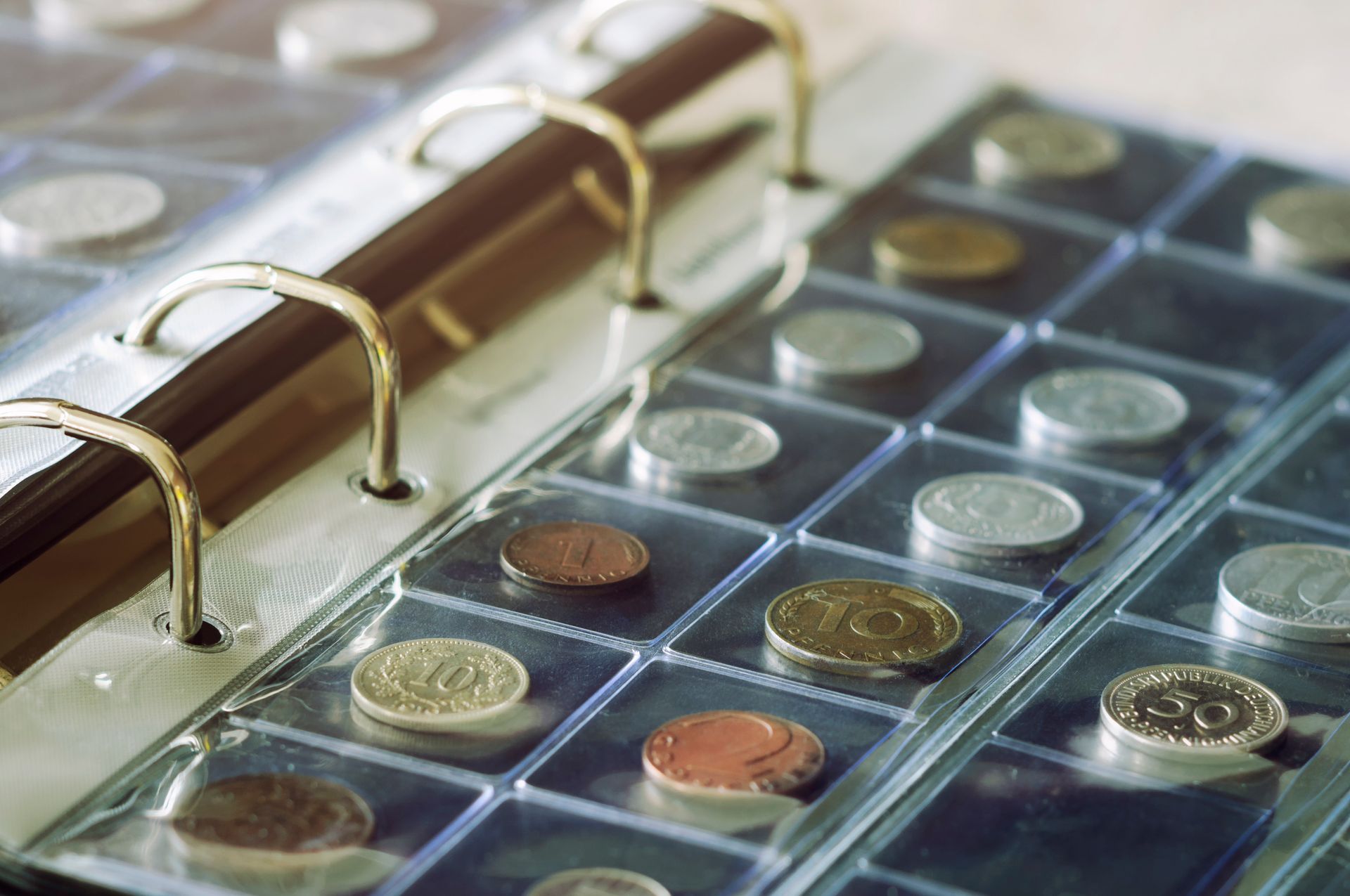 Classeur de pièces de collection en gros plan.