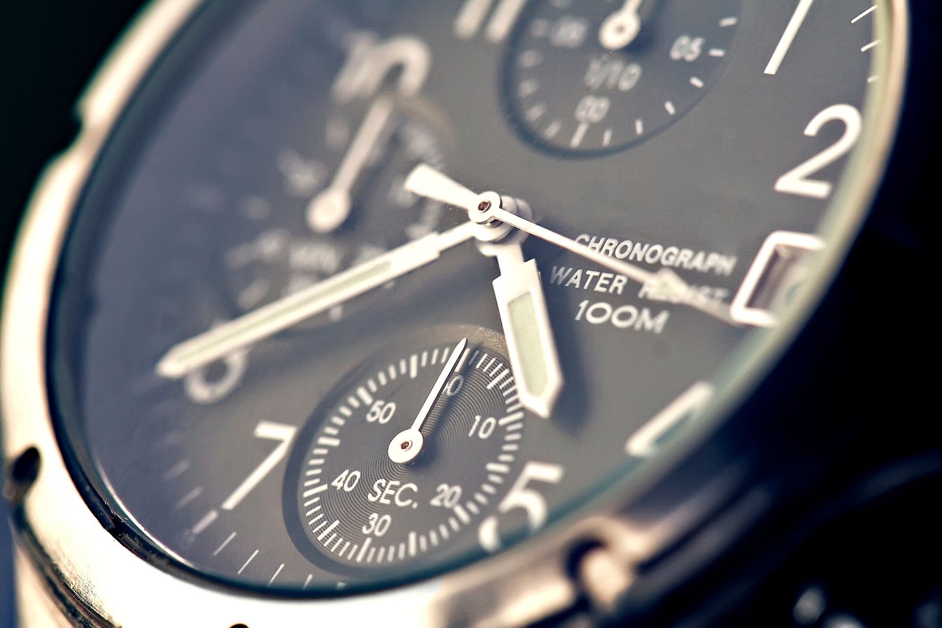 Très gros plan sur une montre.