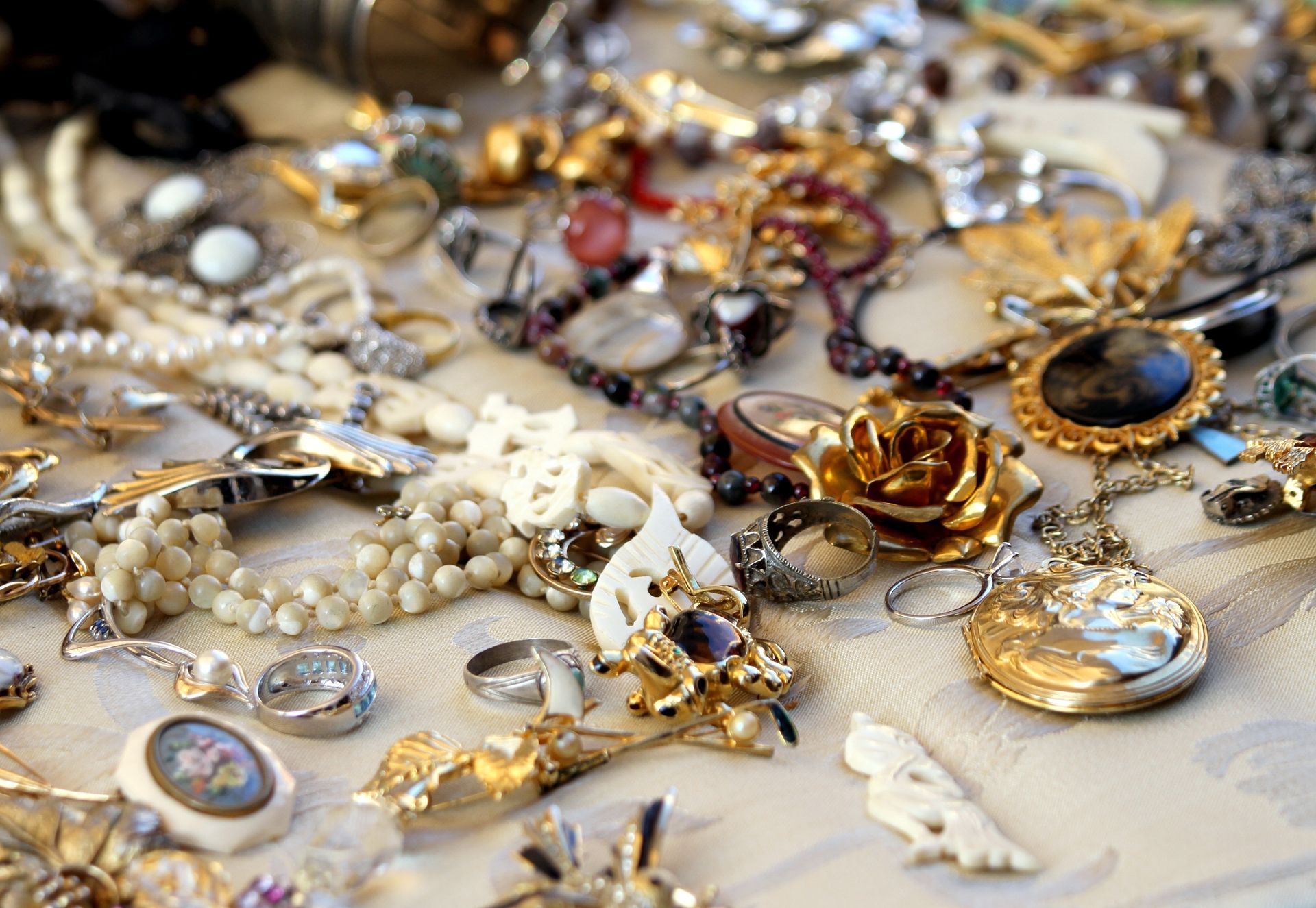 Bijoux anciens en gros plan.