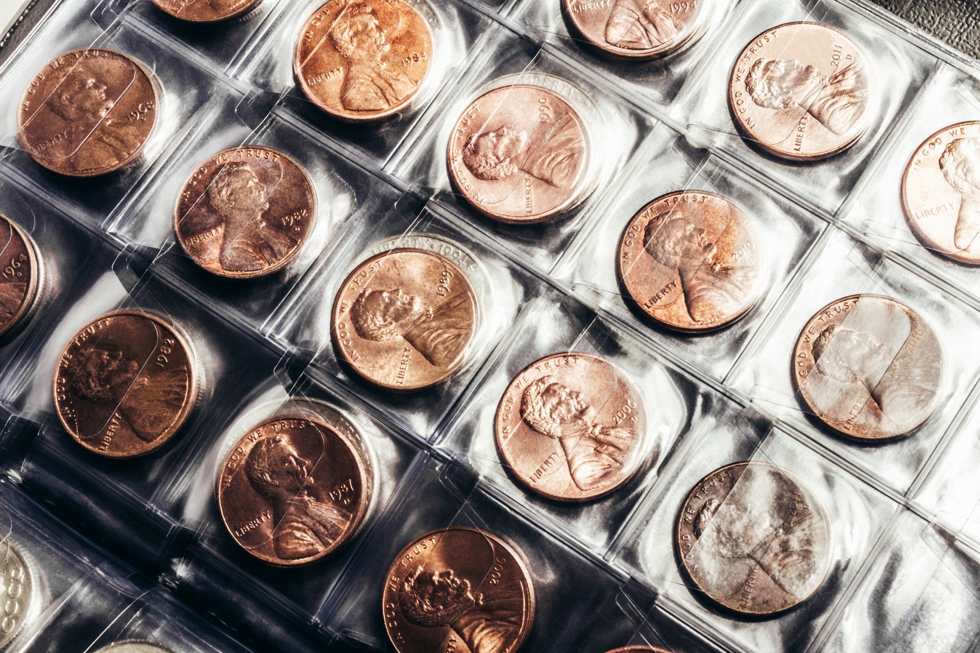Classeur de pièces de collection d'un numismate.