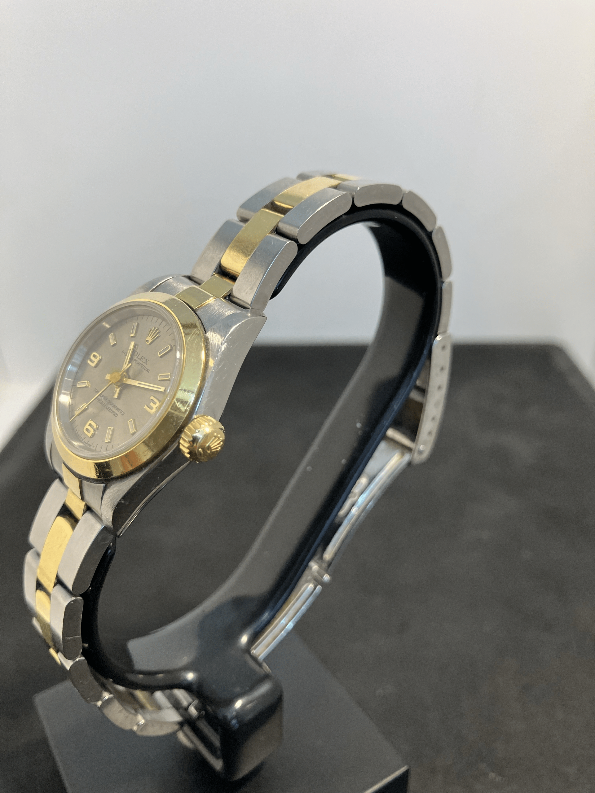 Rolex Oyster Perpetual de côté.