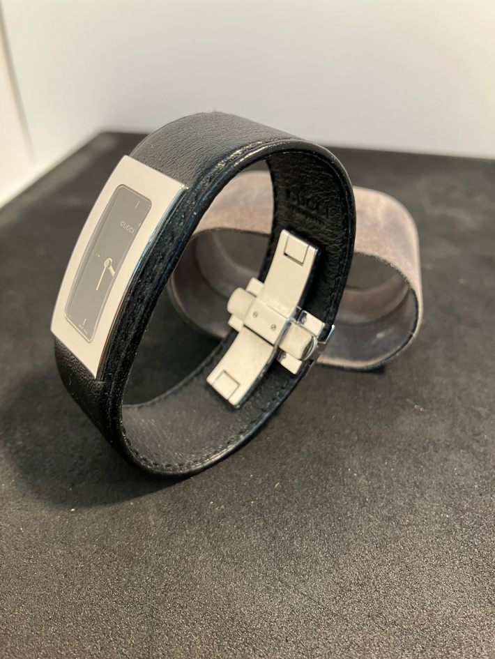 Montre Gucci à cadran rectangulaire vue de côté.