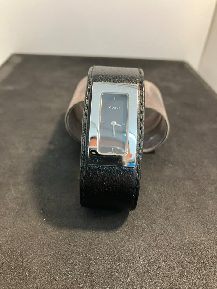 Montre Gucci à cadran rectangulaire.