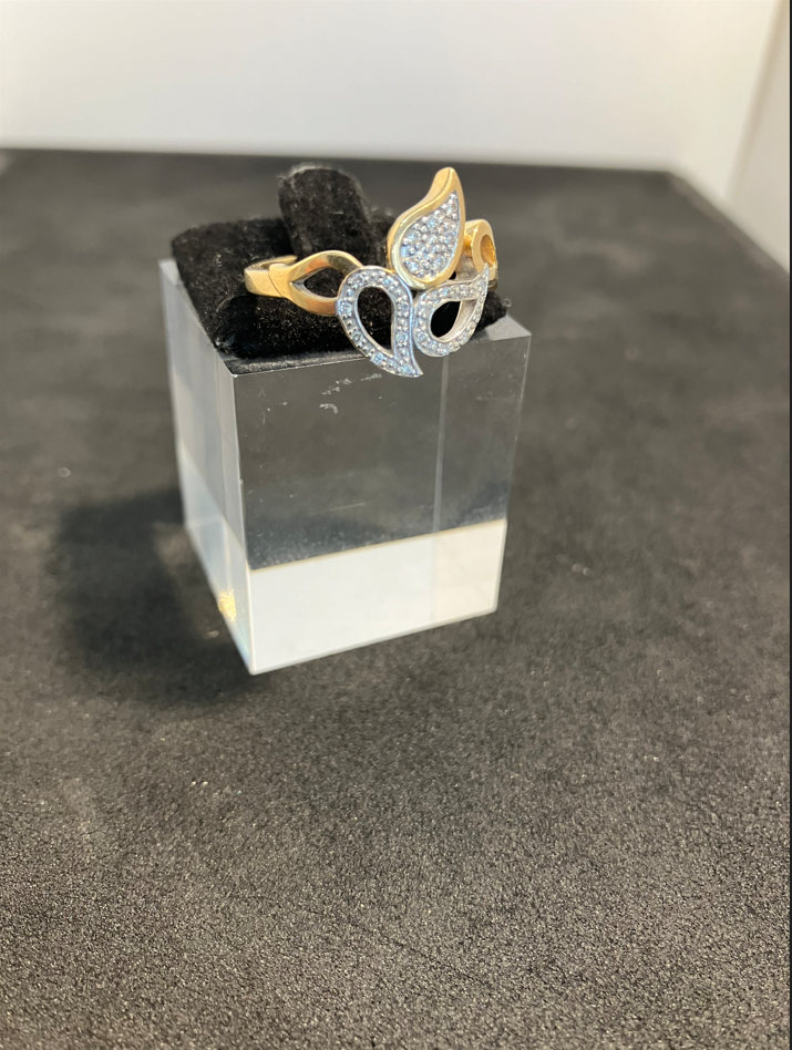 Bague disponible en boutique en très gros plan.