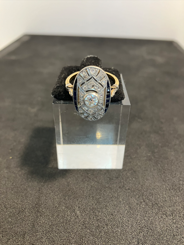 Bague disponible en boutique en très gros plan.