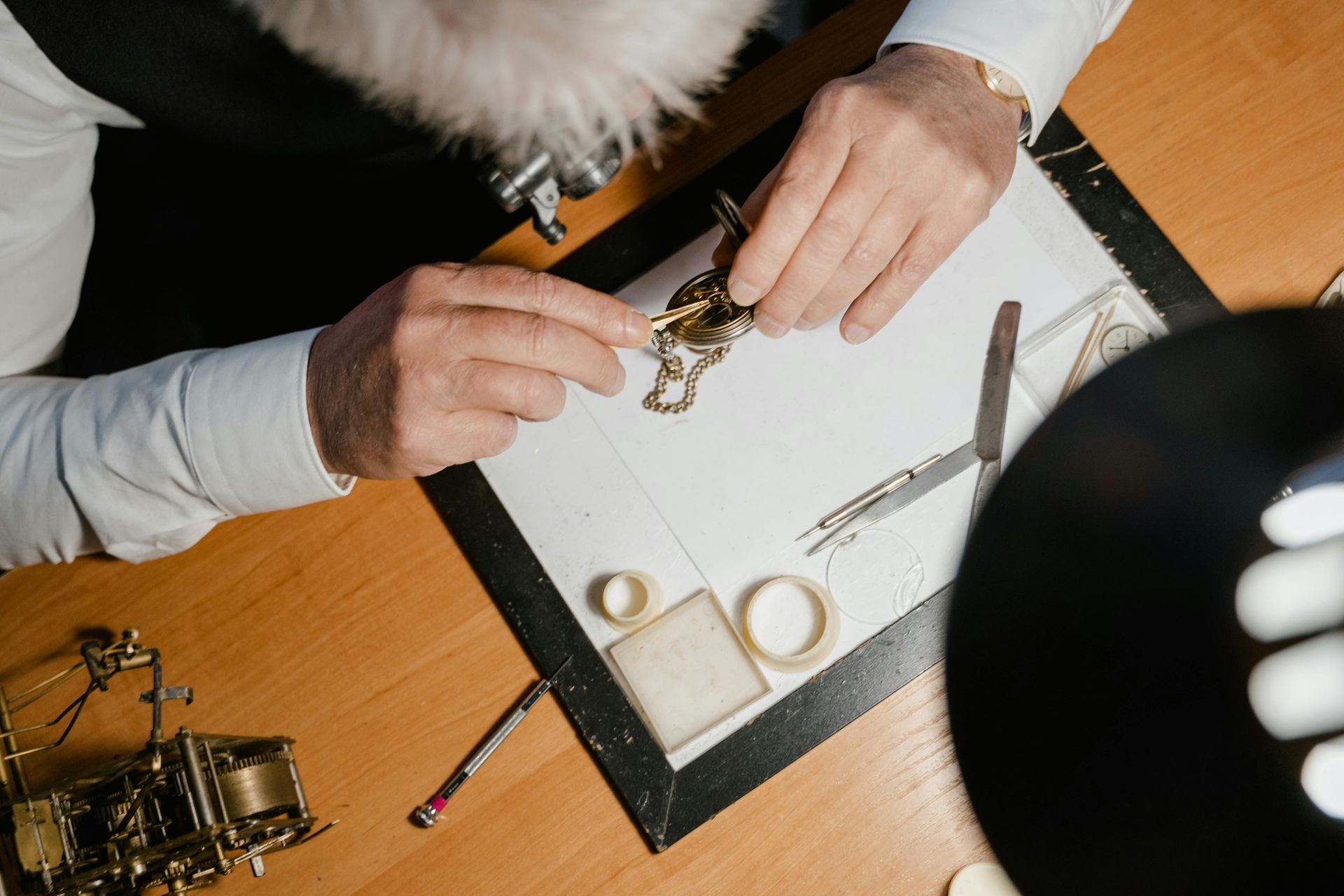 Analyse d'une montre par un horloger.
