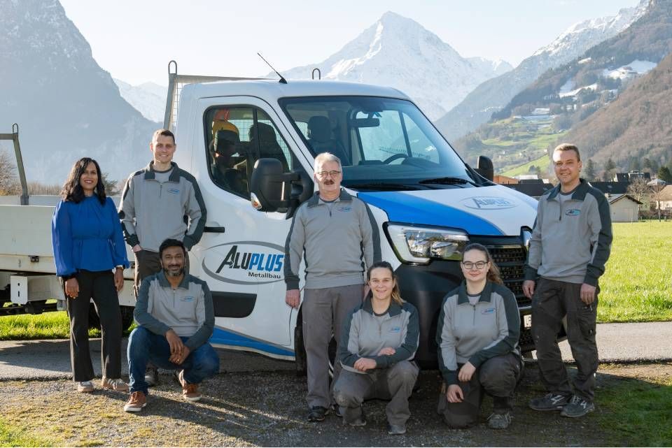 Laserschneiden eines Metallblechs, wobei Funken aus der Düsendüse sprühen.
