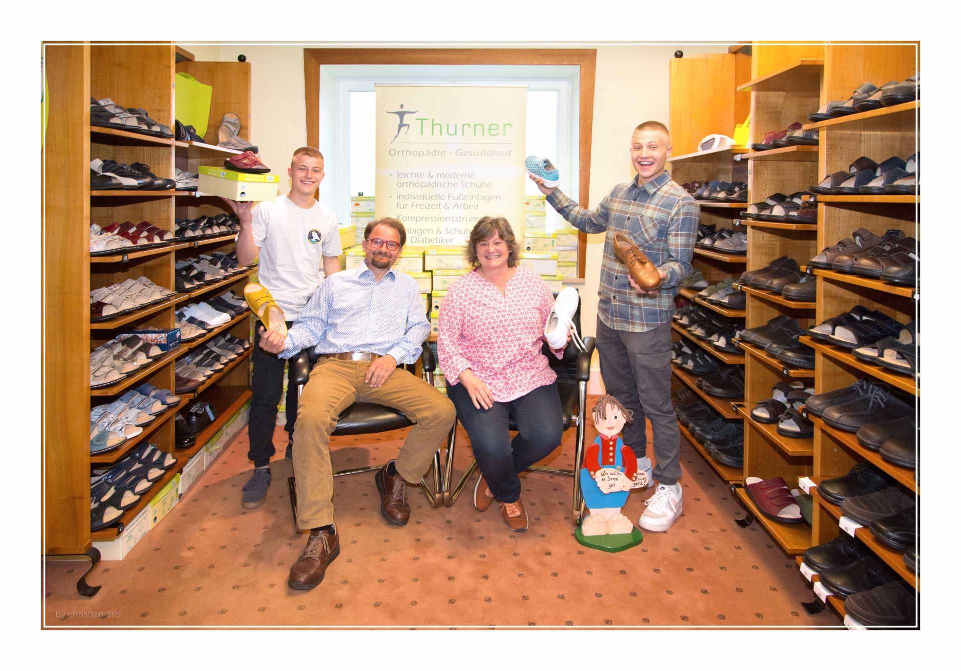 Mitarbeiter von Orthopädie Thurner untersucht Arm von Patienten