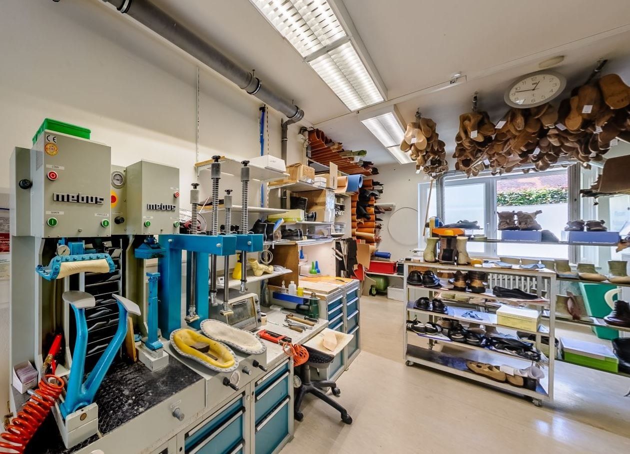 Mitarbeiterin von Orthopädie Thurner untersucht Knie von Patienten