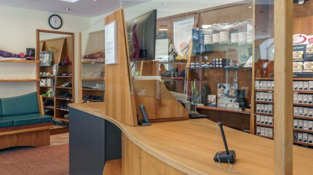 Mitarbeiterin von Orthopädie Thurner zeigt auf Knochenmodell