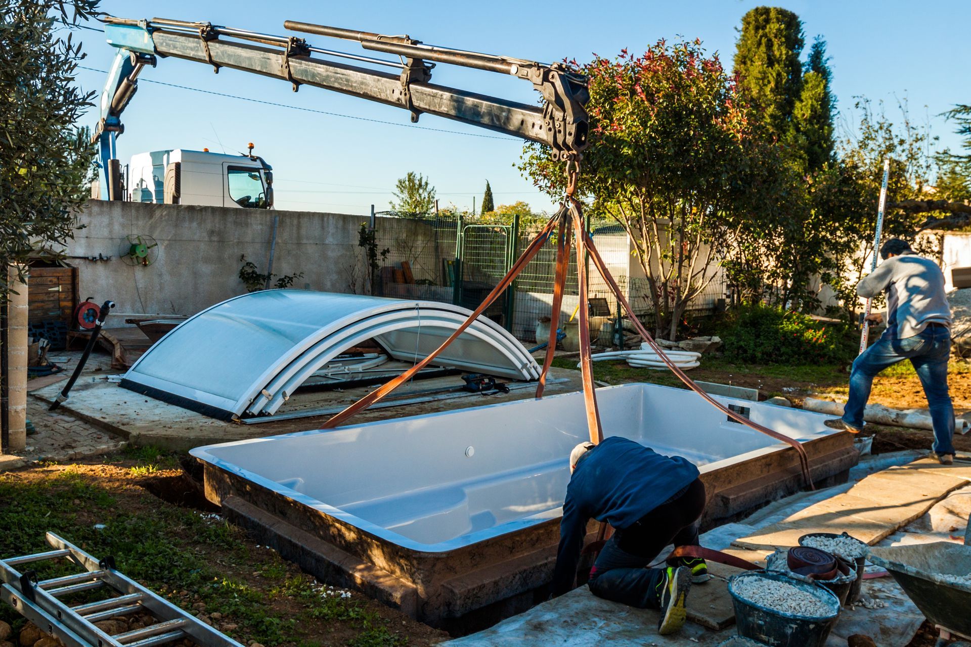 Pose d'une piscine à coque en cours