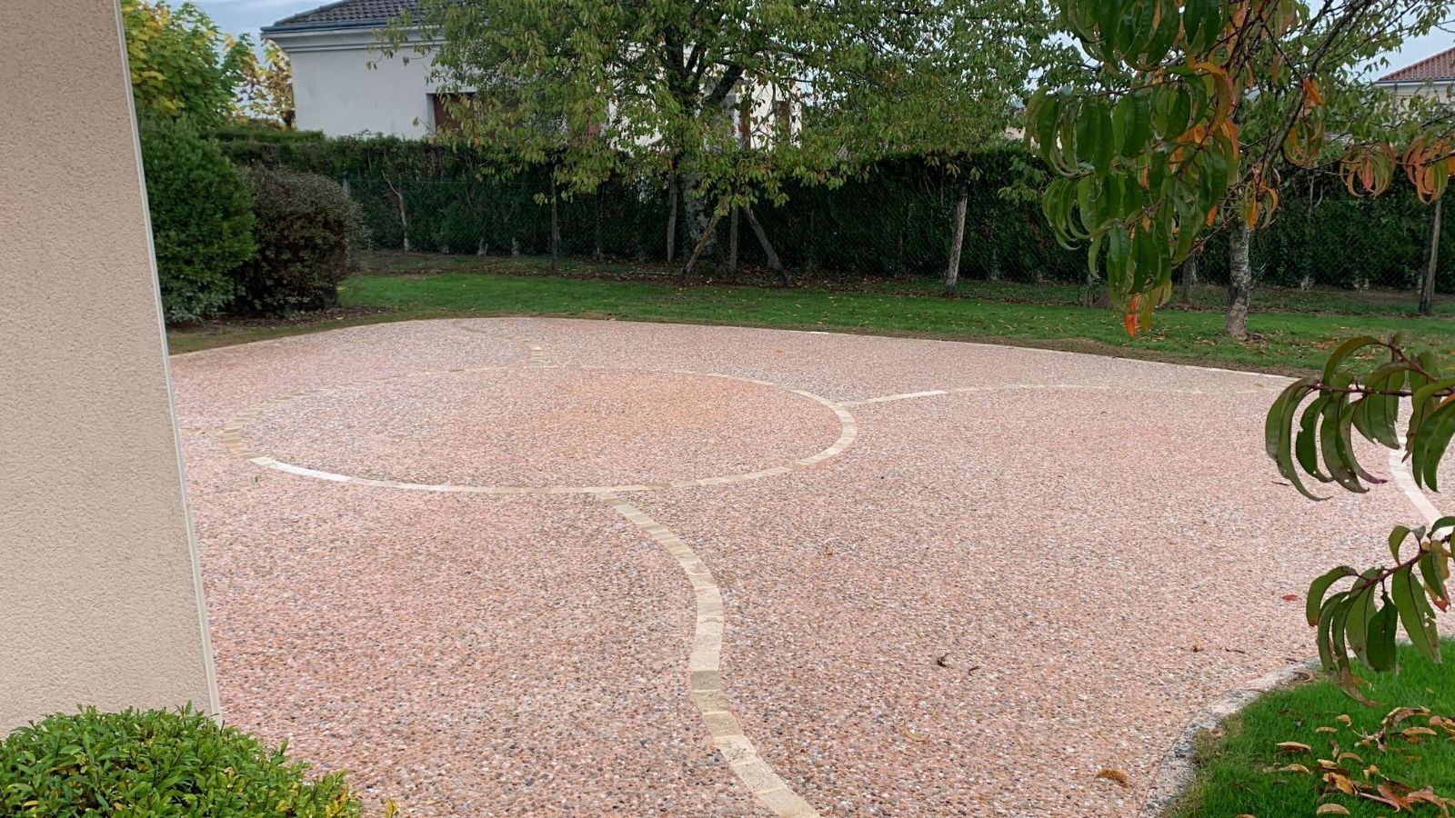 Allée de pavés circulant entre la maison et ses extérieurs