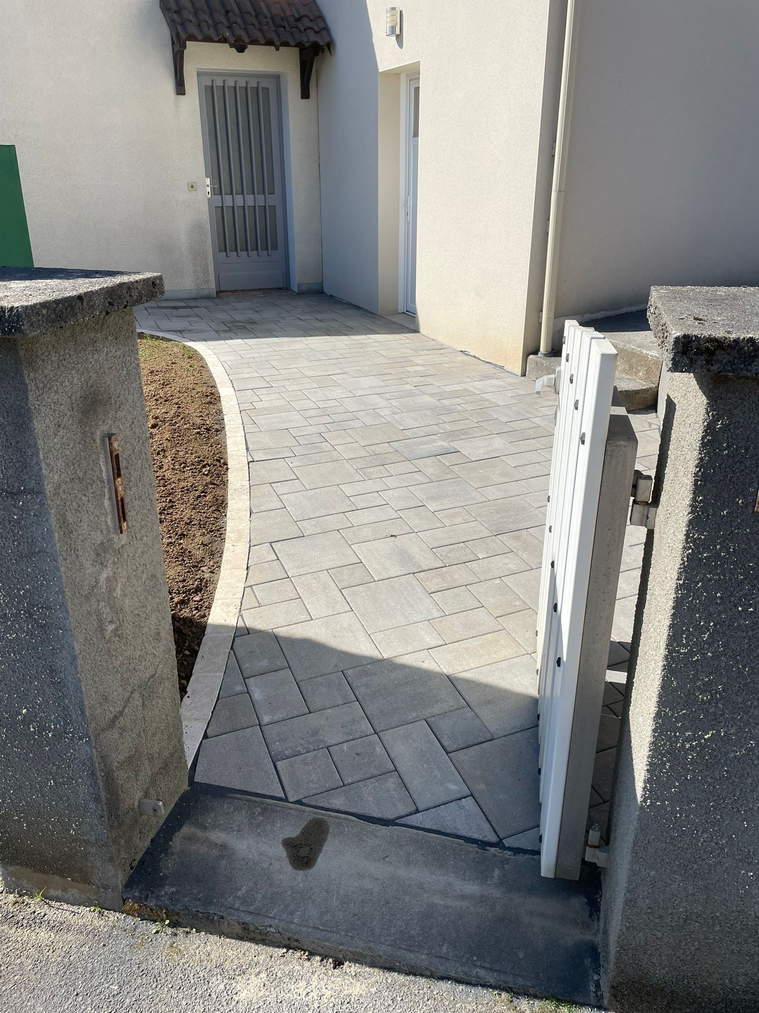 Allée piétonne pavée autobloquante