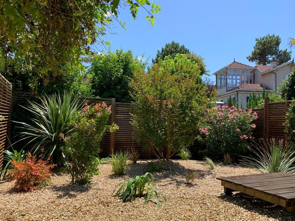 Clôture en bois et plantations