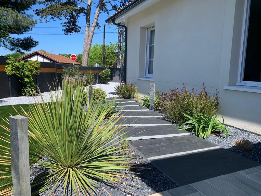 Allée en schiste et massif minéral