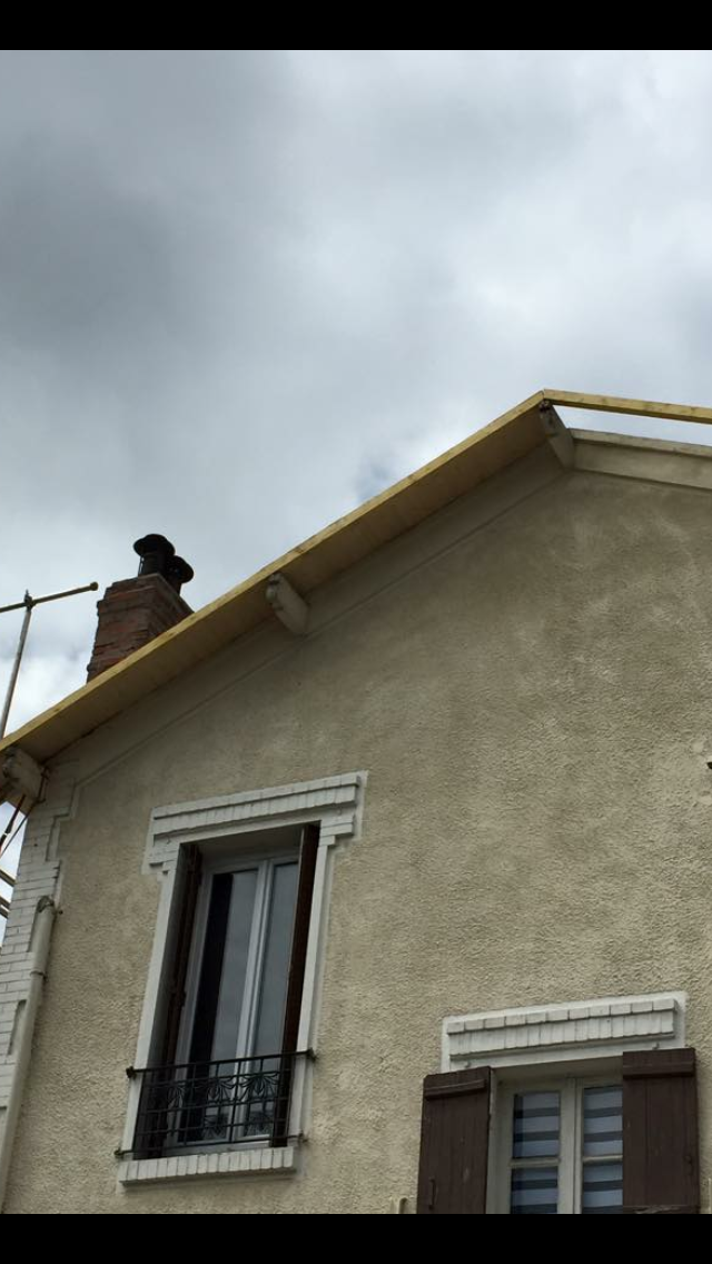 Maison avec une partie du bout de la toiture en rénovation