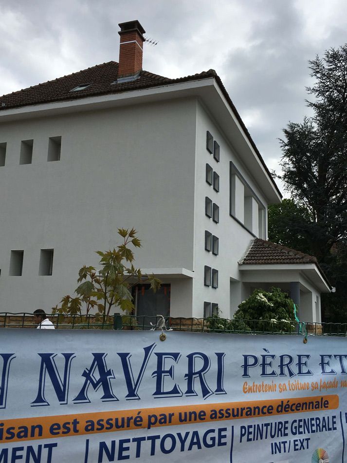 Façade d'une maison neuve avec banderole de la société Naveri