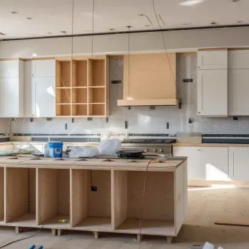 Una cocina en construcción con una gran isla en el medio.