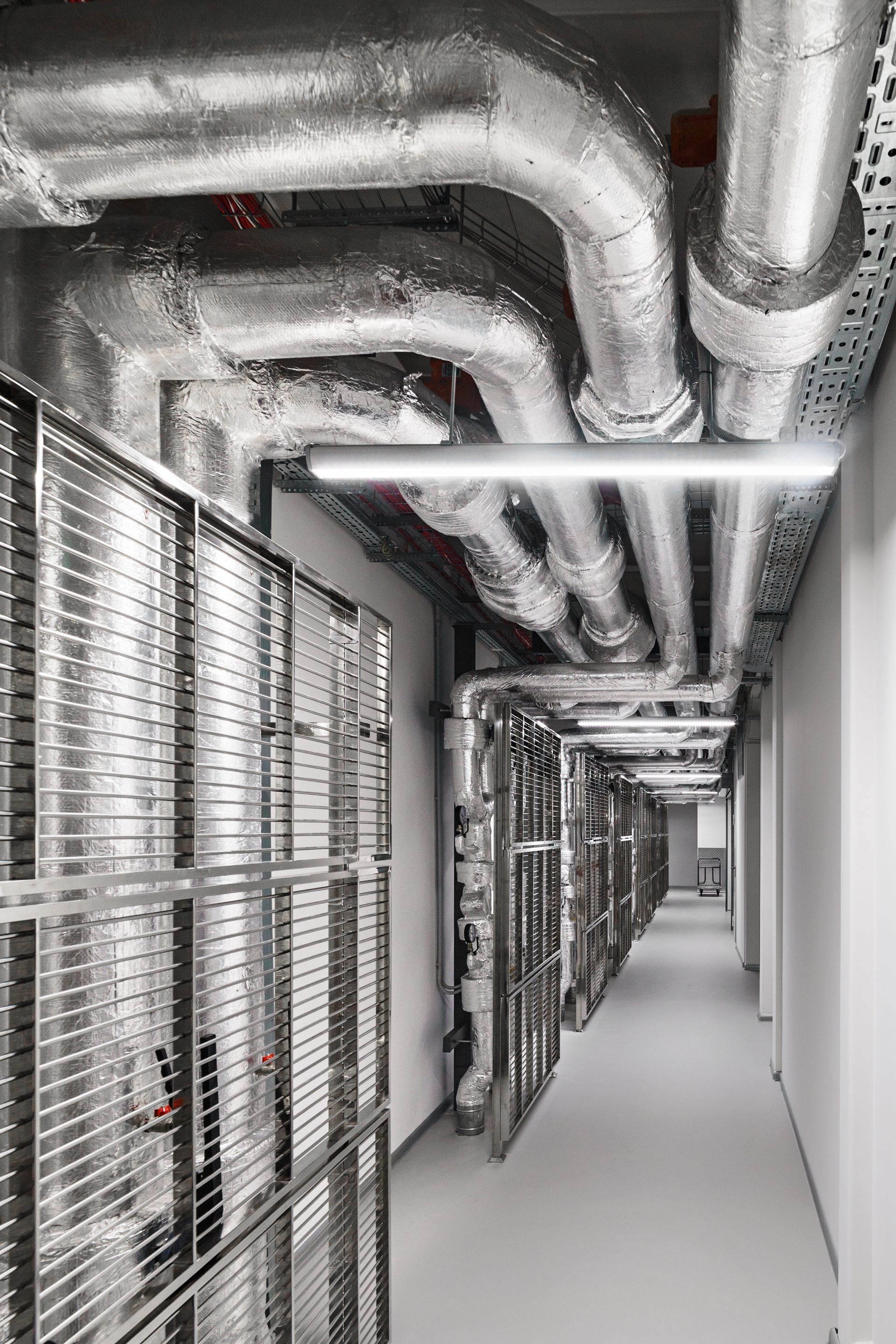 Couloir avec des grands tuyaux