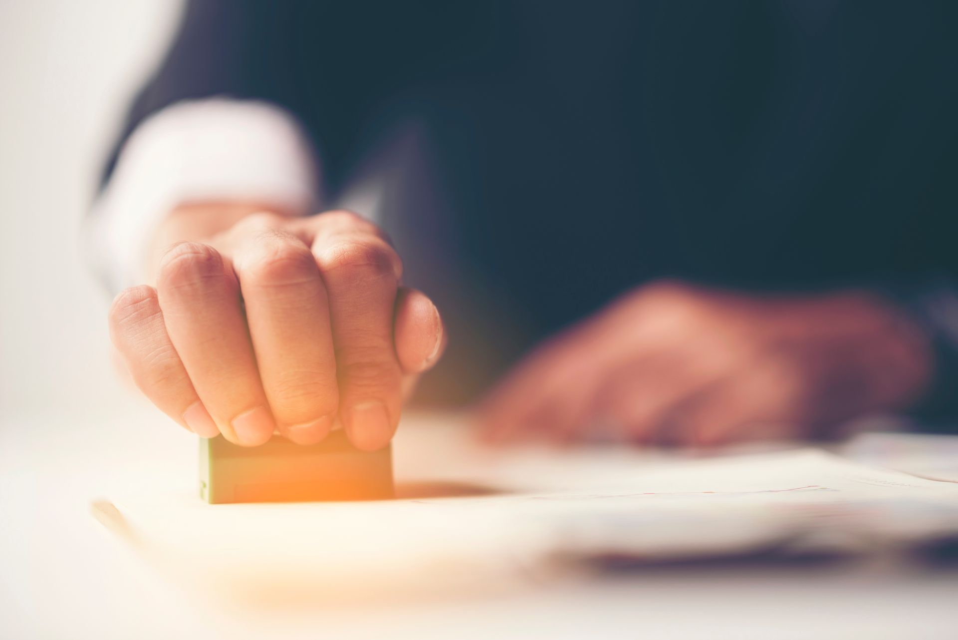 Un homme tamponne un document