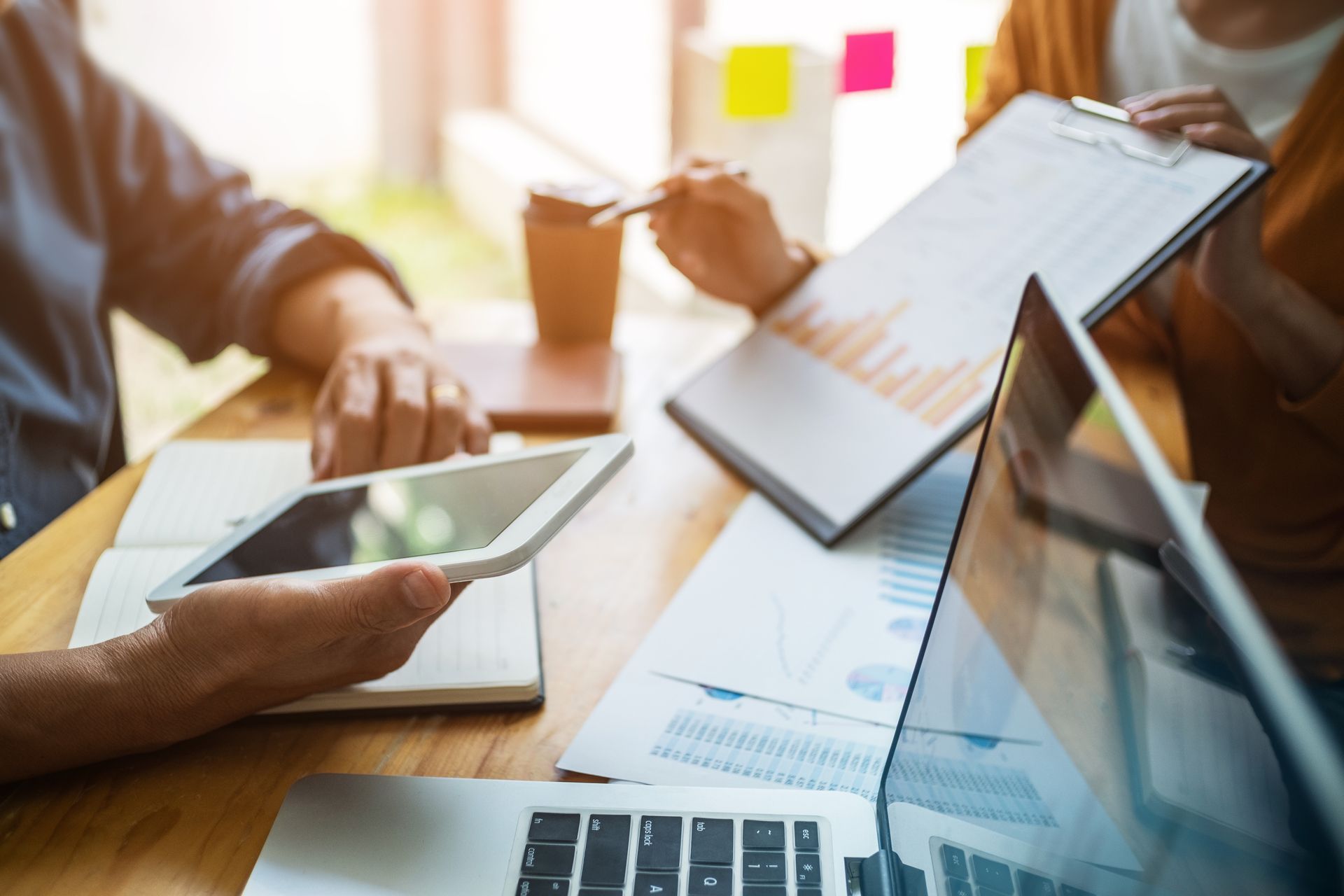 Deux personnes et des ordinateurs