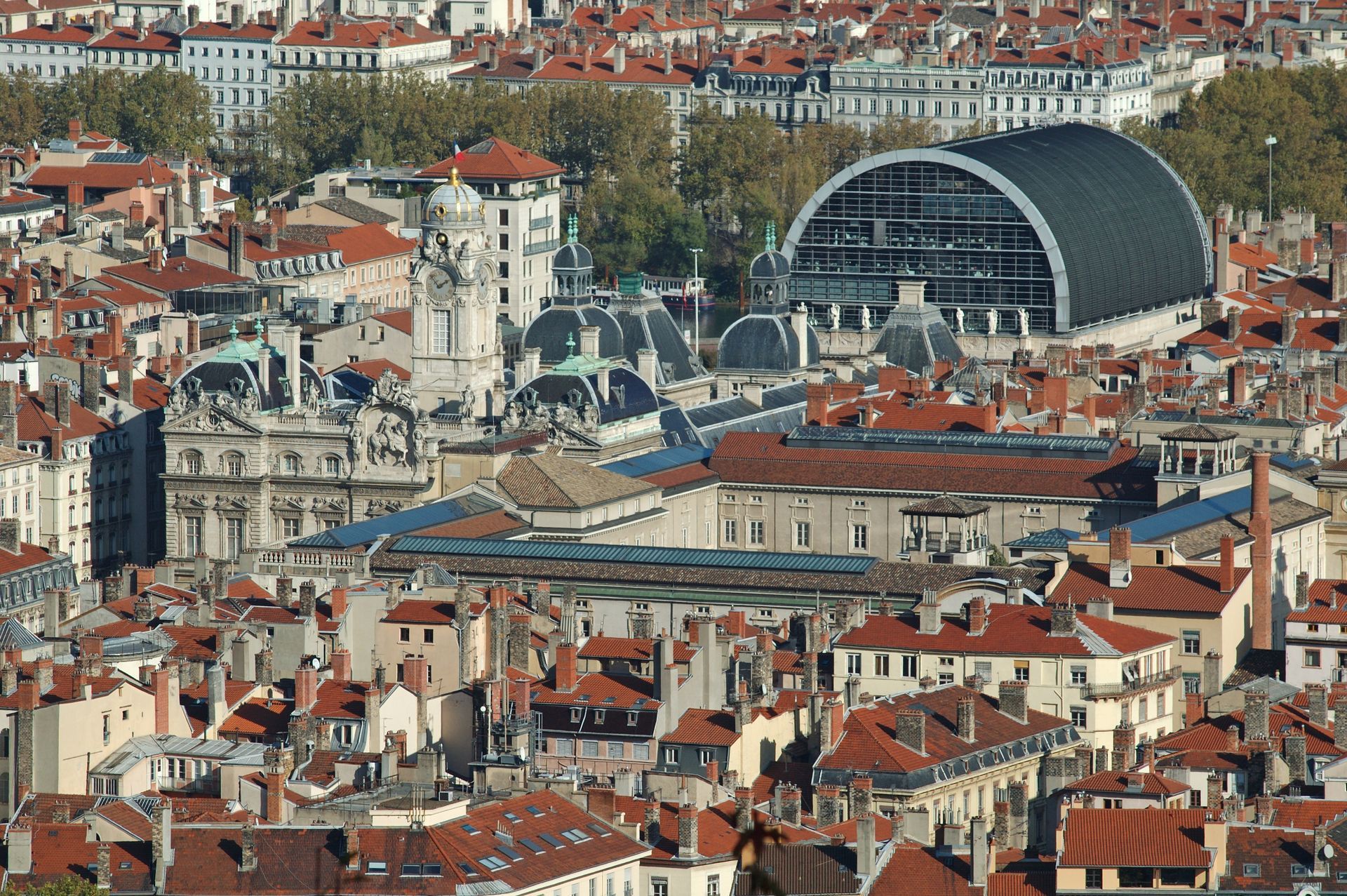 Vue aérienne de Lyon, en France, montrant ses toits de tuiles rouges