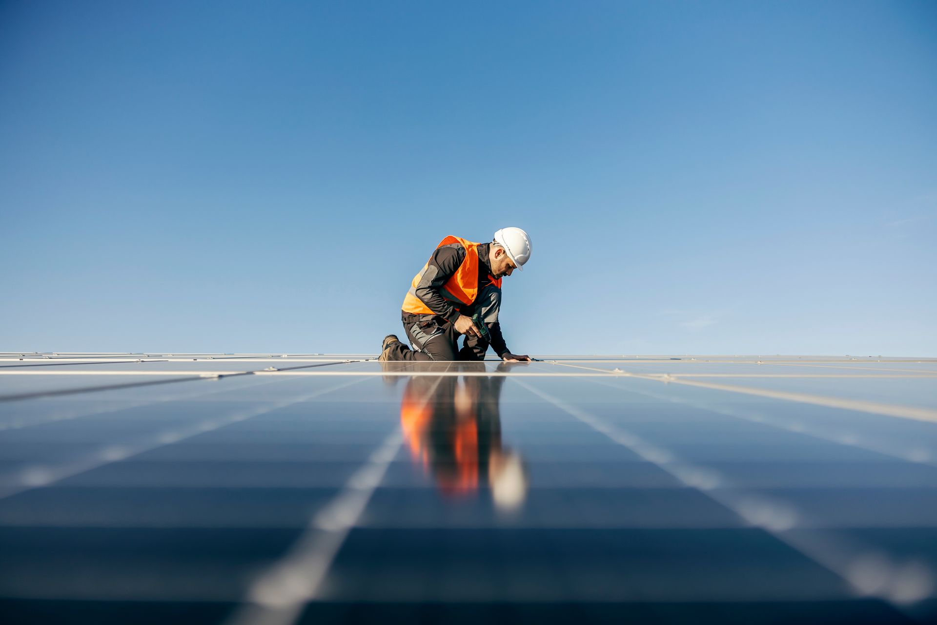 Un homme installe un panneau solaire