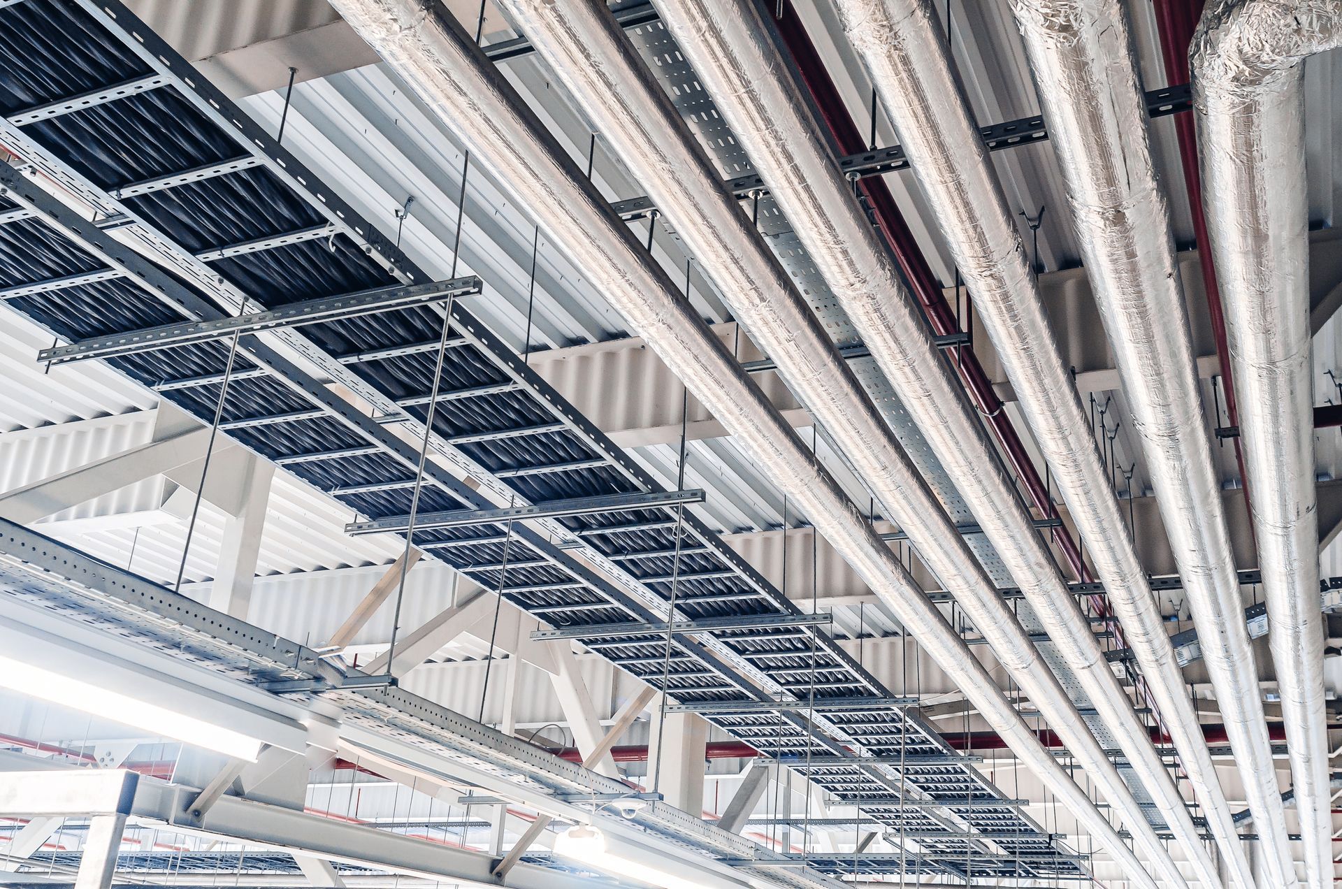 Des tuyaux au plafond