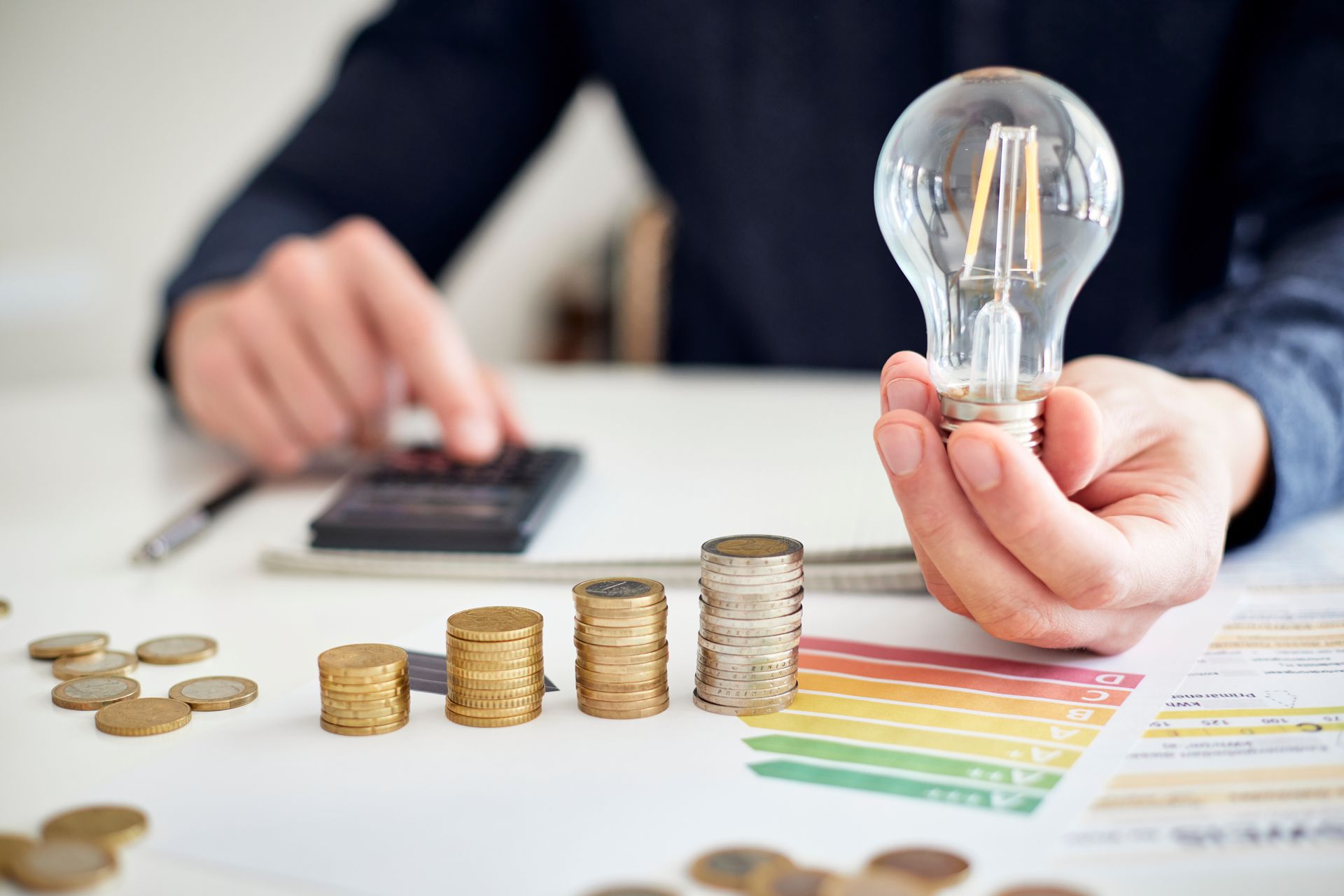 Une personne tient une ampoule