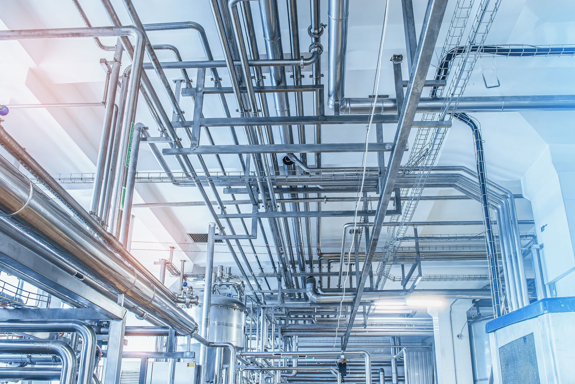 Des tuyaux sur un plafond blanc