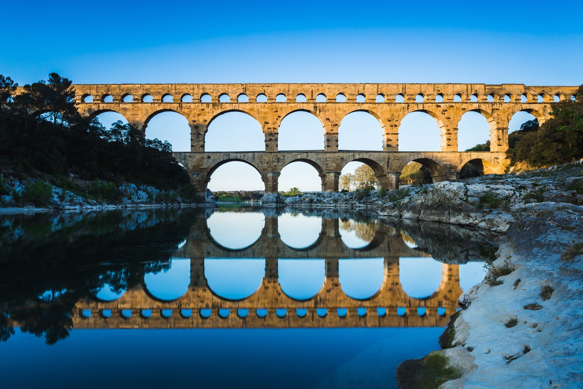 Le pont de Gard vu depuis la rivière