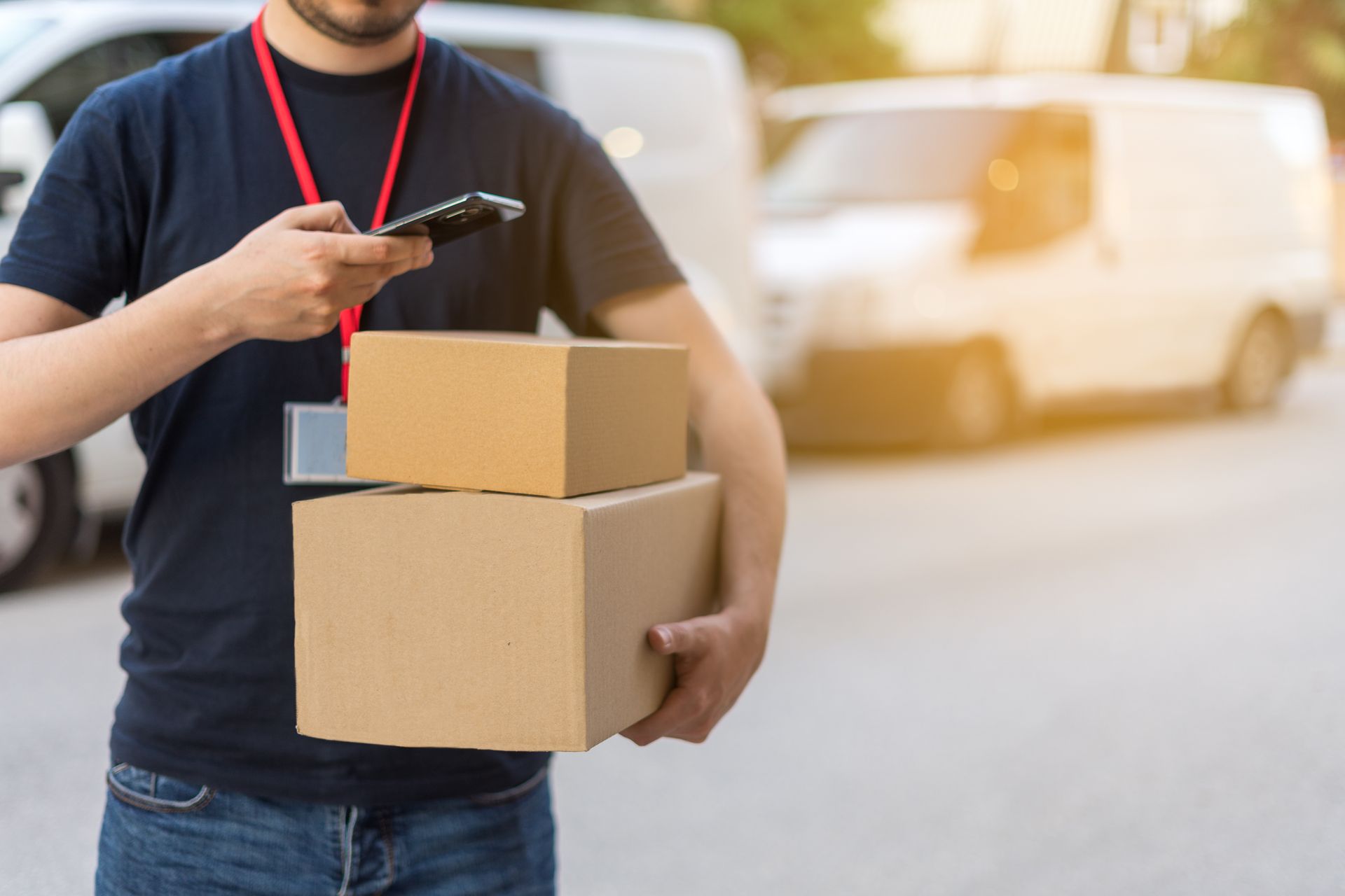 Livreur tenant des boîtes