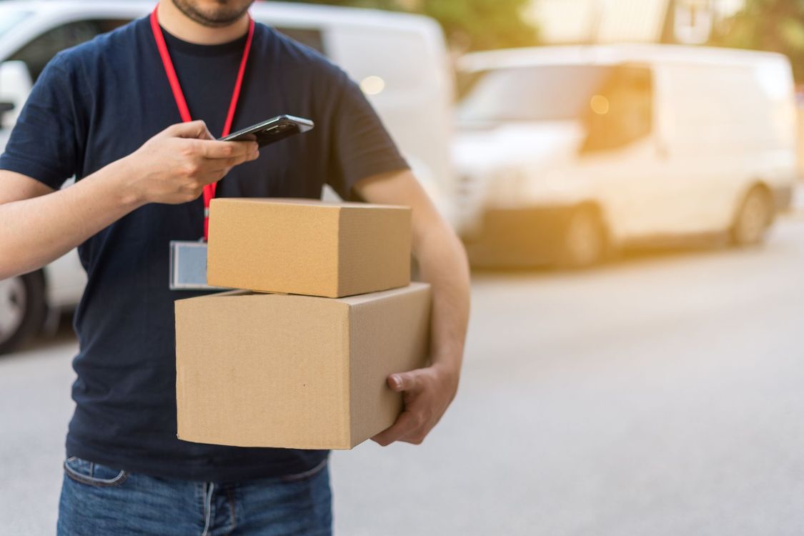 Un homme scanne des boîtes en carton