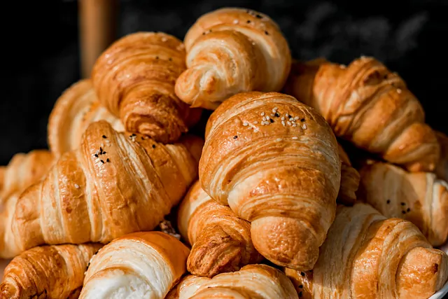 Una pila de croissants colocados uno encima del otro sobre una mesa.