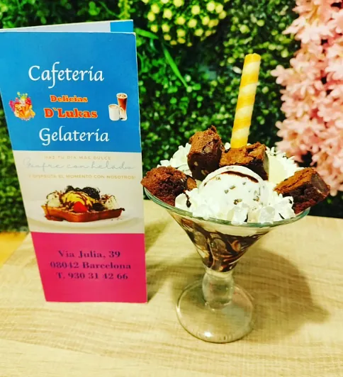 Un menú de cafetería y heladería está al lado de un bol de helado.