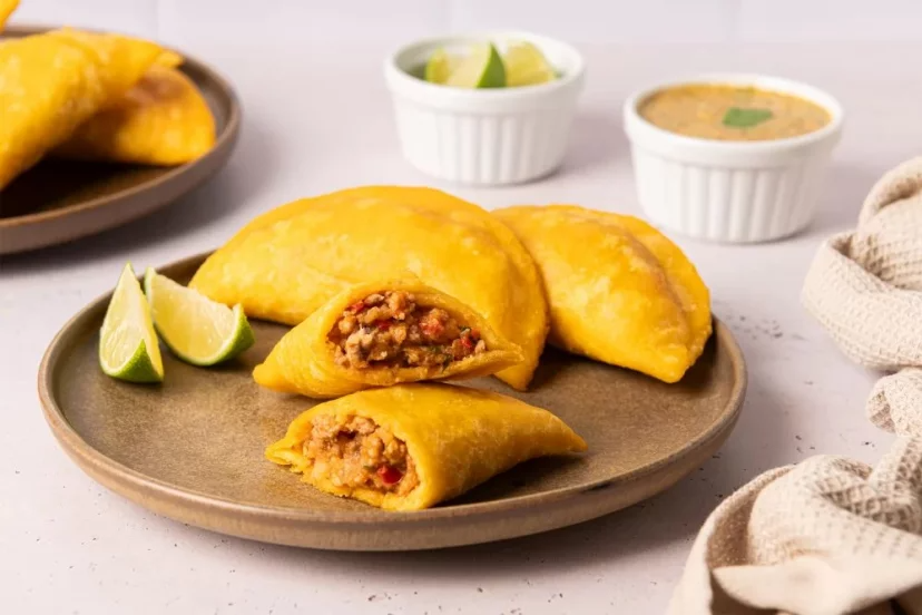Un primer plano de un plato de comida con limas y salsa.