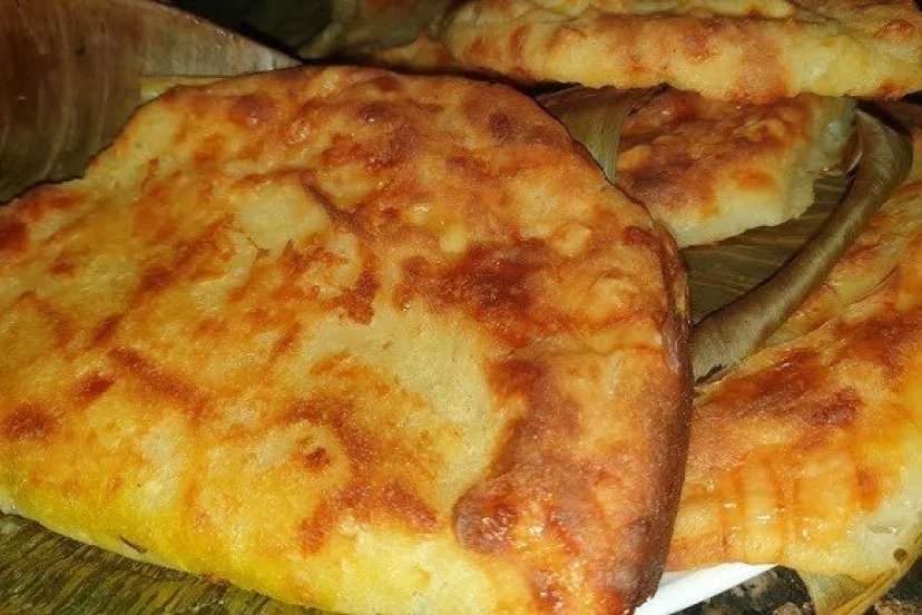Un primer plano de un trozo de pizza sobre una mesa.