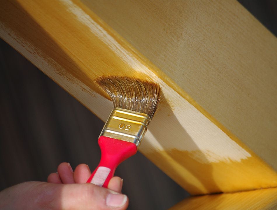 Pinceau sur le bois d'une charpente