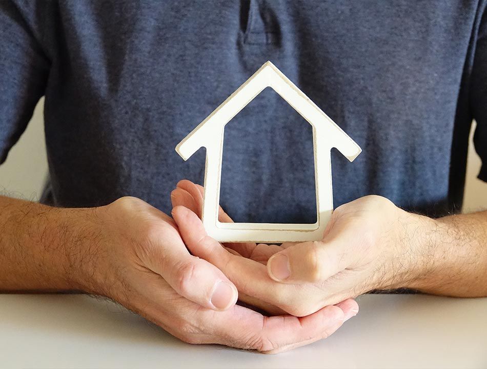 Maquette de maison dans les mains d'une personne