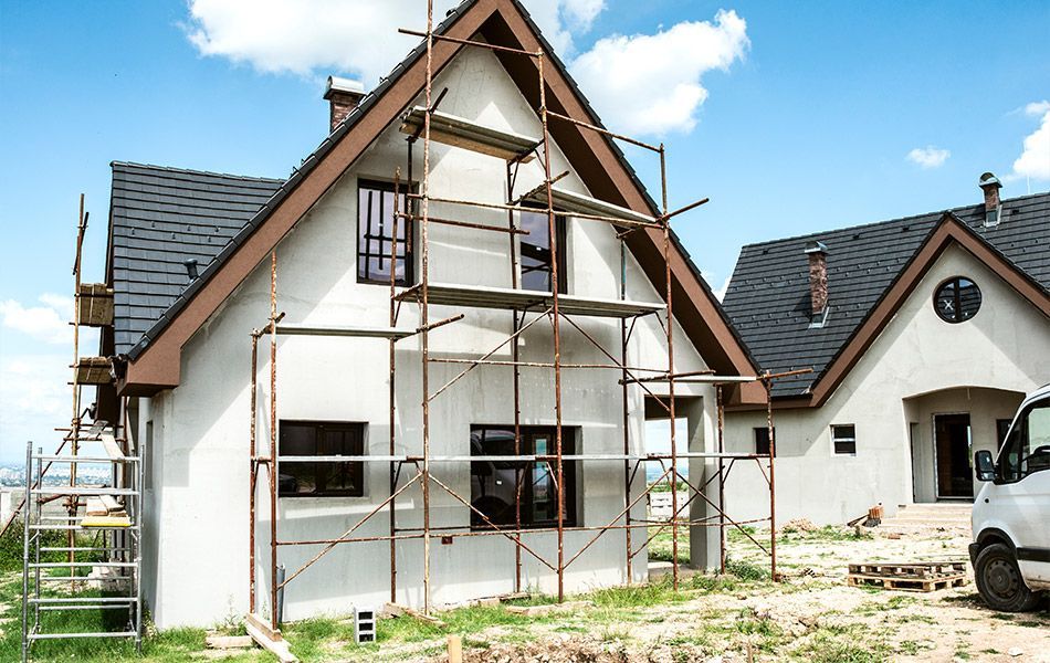 Échafaudage contre la façade d'une maison