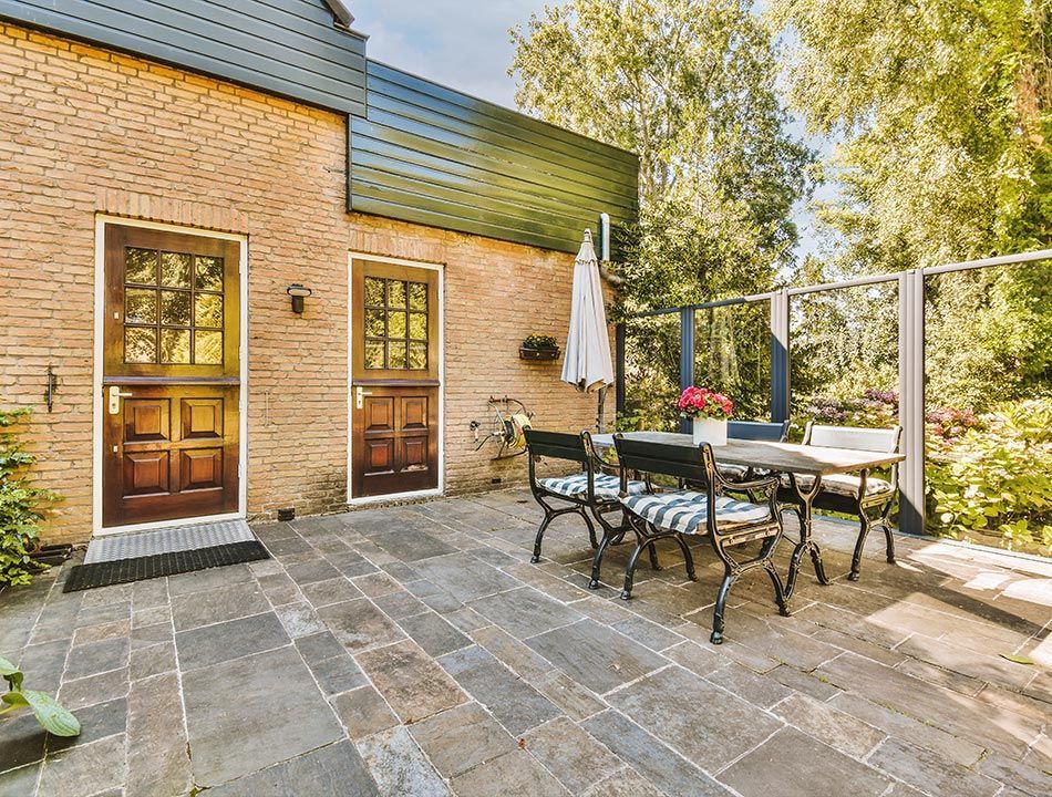 Terrasse devant la porte d'entrée d'une maison