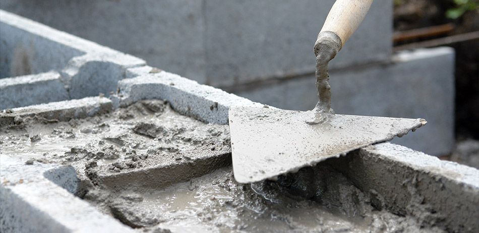 Truelle de chantier au-dessus d'un moellon