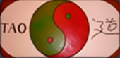 Símbolo del Yin y el Yang con "TAO" y caracteres chinos sobre un fondo rosa pálido. El símbolo es verde y rojo.