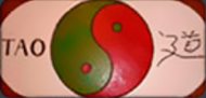 Símbolo del Yin y el Yang con "TAO" y caracteres chinos sobre un fondo rosa pálido. El símbolo es verde y rojo.