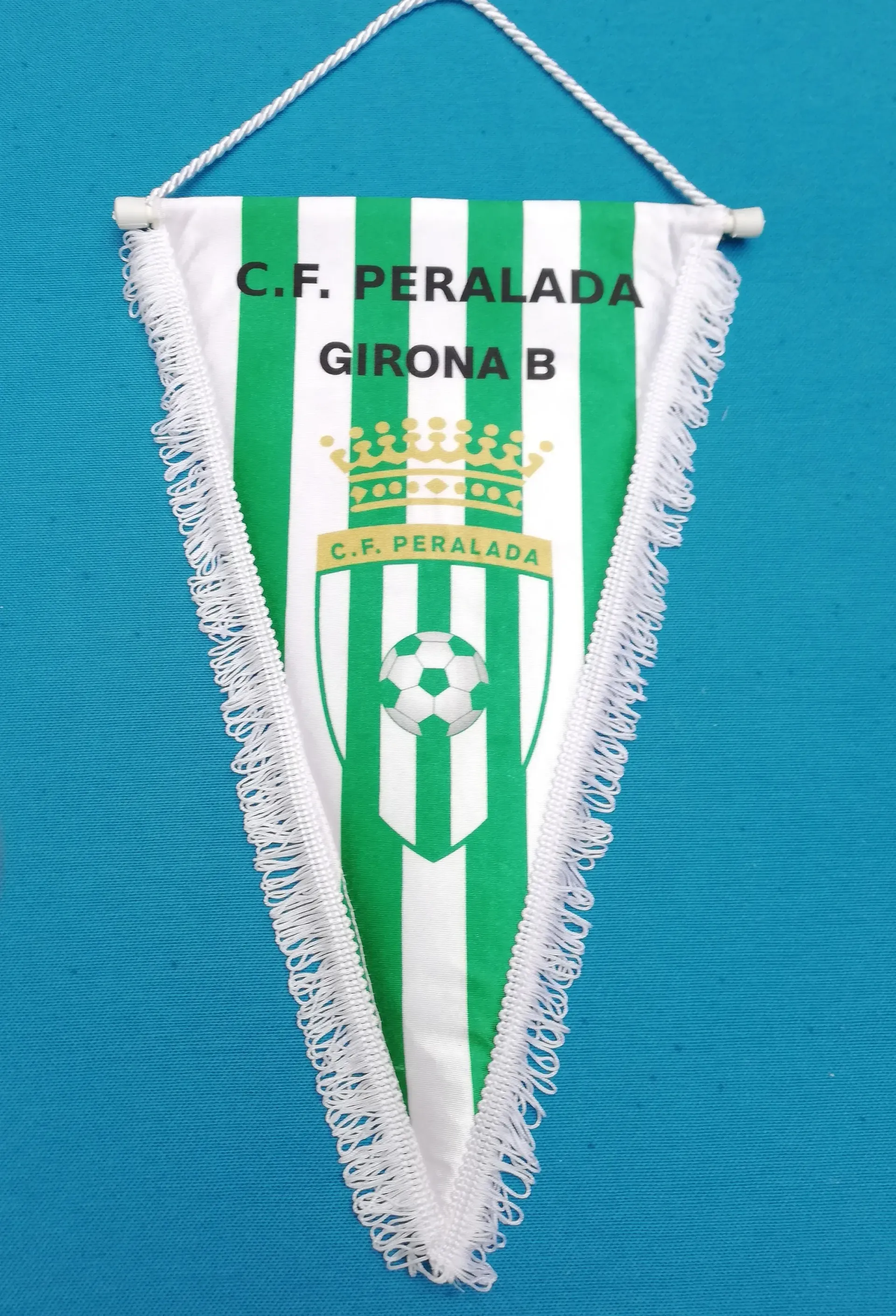 CF Peralada Girona B banderín triangular verde y blanco sobre fondo azul