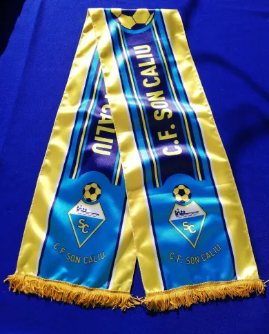 Bufanda de fútbol del CF Son Caliu en azul y amarillo con el escudo del club y flecos dorados sobre fondo azul.